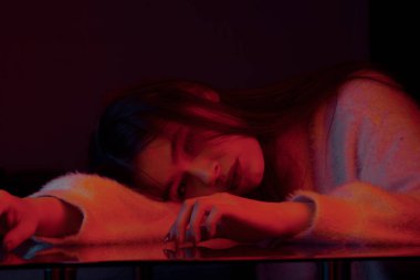 Modern trend rengi yakın plan güzel esmer bir kızın portresi.