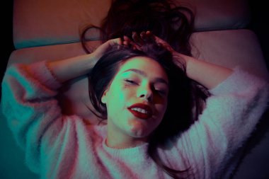 Genç kız uyuşturucu etkisi altında odada yatan bir uyuşturucu bağımlısı. Uyuşturucu kullanımı, aşırı doz kavramı. Gençlerin yasadışı madde kullanmasını savunmak.