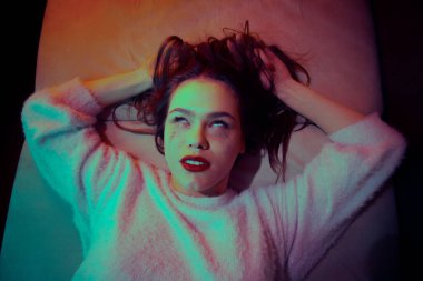 Evdeki bir kızın portresi tek başına kanepede yatıyor, deliriyor..