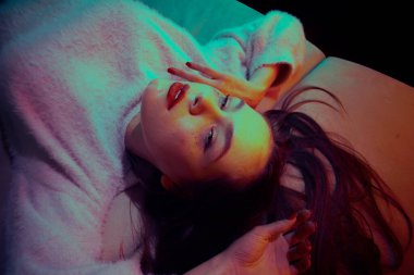 Güzel genç kız odasında kanepede yatmaktan sıkılmış..