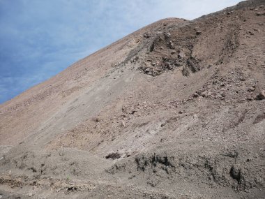 Taş ocağı maden kaynaklarının büyük yığınına yakın çekim.