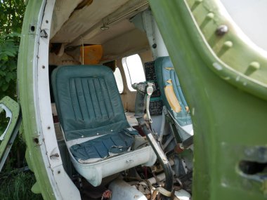 Eski askeri terk edilmiş helikopter. Çalışmayan bozuk helikopter yeşile döndü..