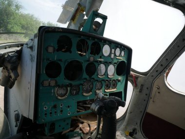 Eski askeri terk edilmiş helikopter. Çalışmayan bozuk helikopter yeşile döndü..