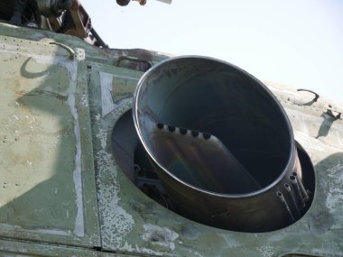 Eski askeri terk edilmiş helikopter. Çalışmayan bozuk helikopter yeşile döndü..