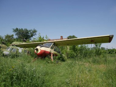 Terk edilmiş eski bir uçak. Terk edilmiş uçaklar..