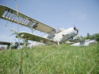 Terk edilmiş eski bir uçak. Terk edilmiş uçaklar..