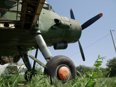 Terk edilmiş eski bir uçak. Terk edilmiş uçaklar..