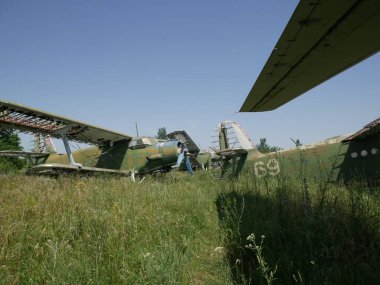 Terk edilmiş eski bir uçak. Terk edilmiş uçaklar..
