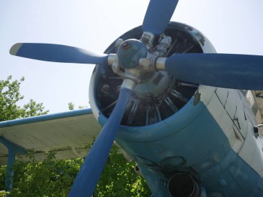 Terk edilmiş eski bir uçak. Terk edilmiş uçaklar..