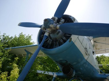 Terk edilmiş eski bir uçak. Terk edilmiş uçaklar..