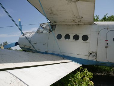 Terk edilmiş eski bir uçak. Terk edilmiş uçaklar..