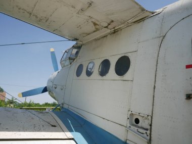 Terk edilmiş eski bir uçak. Terk edilmiş uçaklar..