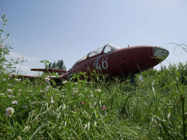老旧的战斗机被遗弃了 被遗弃的军事装备 — 图库照片