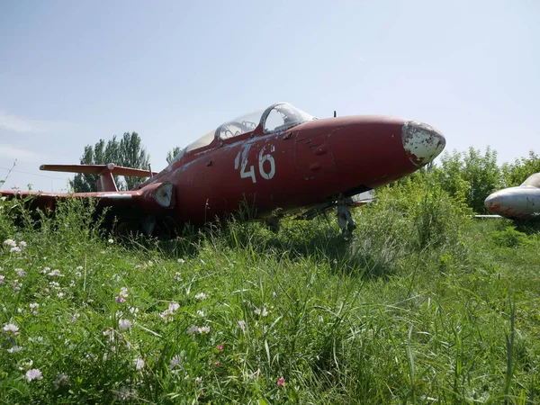 老旧的战斗机被遗弃了 被遗弃的军事装备 — 图库照片