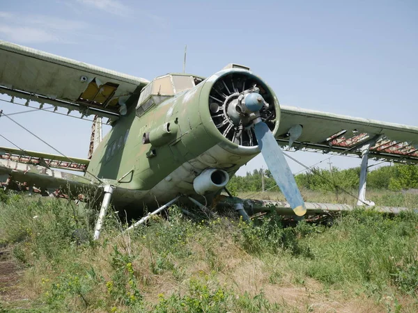 老掉牙的飞机被遗弃的飞机的底部 — 图库照片