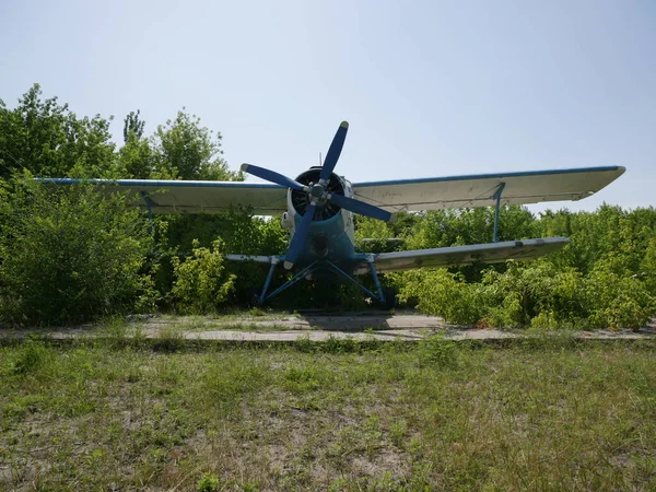 Παλιό Εγκαταλελειμμένο Αεροπλάνο Βάση Των Εγκαταλελειμμένων Σπασμένων Αεροπλάνων — Φωτογραφία Αρχείου