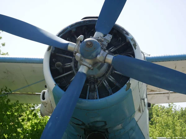 老掉牙的飞机被遗弃的飞机的底部 — 图库照片