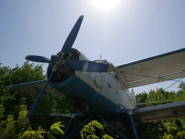 Παλιό Εγκαταλελειμμένο Αεροπλάνο Βάση Των Εγκαταλελειμμένων Σπασμένων Αεροπλάνων — Φωτογραφία Αρχείου