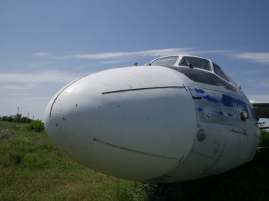 Eski terk edilmiş yolcu uçağı. Çölde bozuk bir uçak var..