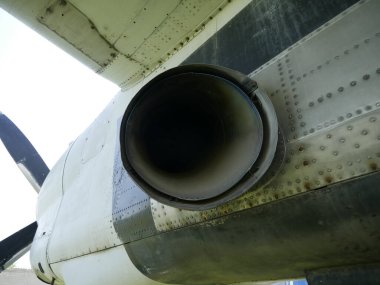 Eski terk edilmiş yolcu uçağı. Çölde bozuk bir uçak var..