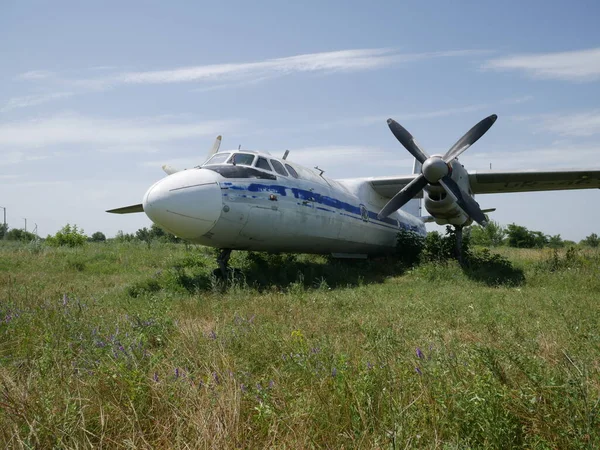 Régi Elhagyatott Utasszállító Gép Van Egy Törött Repülő Sivatagban — Stock Fotó