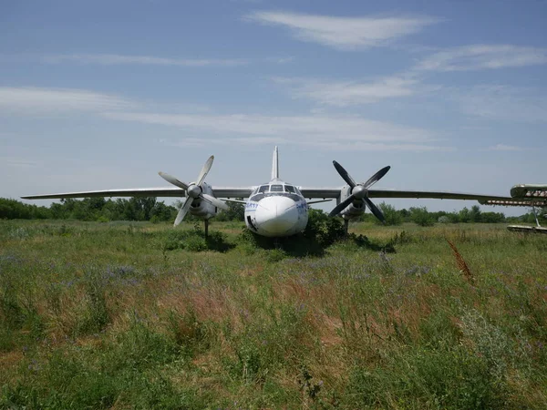 버려진 비행기 황무지에 부서진 비행기가 — 스톡 사진