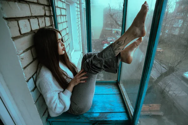 Belle Jeune Fille Sexy Posant Sur Balcon Portrait Photo Art — Photo