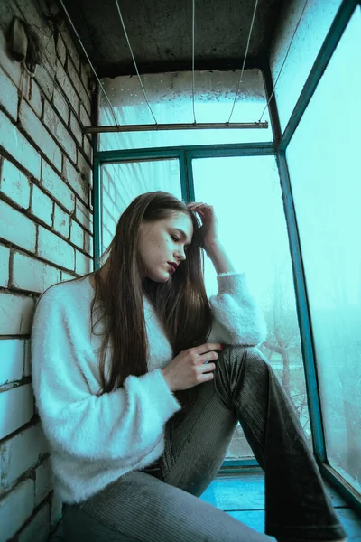 Όμορφη Νεαρή Σέξι Κοπέλα Που Ποζάρει Στο Μπαλκόνι Φωτογραφία Πορτρέτο — Φωτογραφία Αρχείου