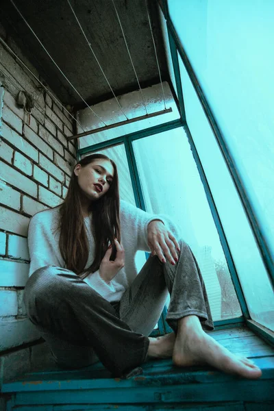 Όμορφη Νεαρή Σέξι Κοπέλα Που Ποζάρει Στο Μπαλκόνι Φωτογραφία Πορτρέτο — Φωτογραφία Αρχείου