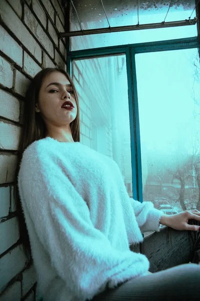 Красива Молода Сексуальна Дівчина Позує Балконі Художній Фотопортрет Дівчини Сучасному — стокове фото