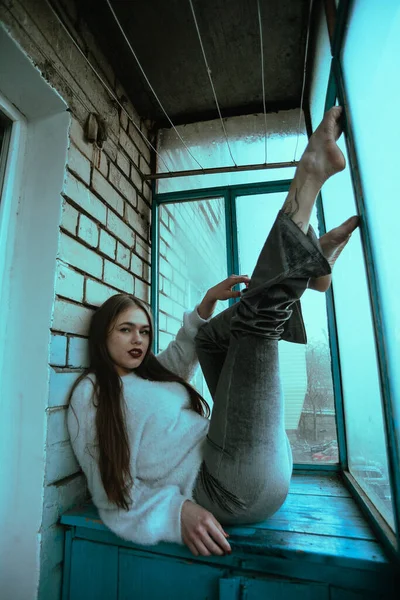 Schöne Junge Sexy Mädchen Posiert Auf Dem Balkon Kunst Fotoporträt — Stockfoto