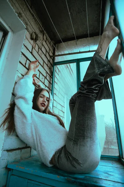 Красива Молода Сексуальна Дівчина Позує Балконі Художній Фотопортрет Дівчини Сучасному — стокове фото