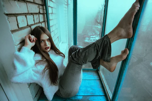 Hermosa Chica Sexy Joven Posando Balcón Retrato Foto Arte Una — Foto de Stock