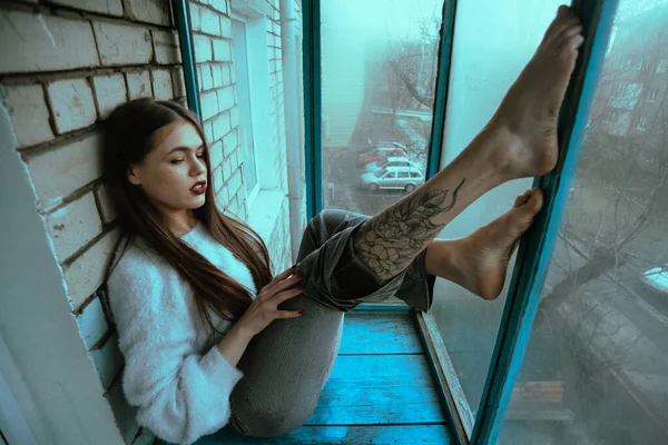Красивая Молодая Сексуальная Девушка Позирует Балконе Портрет Девушки Современном Стиле — стоковое фото