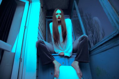 Renk düzeltmeli sanat portresi. Genç, çekici kız modeli..