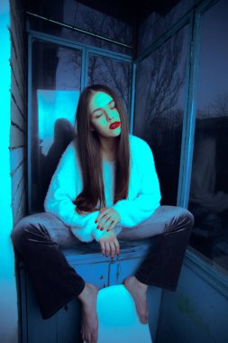 Renk düzeltmeli sanat portresi. Genç, çekici kız modeli..