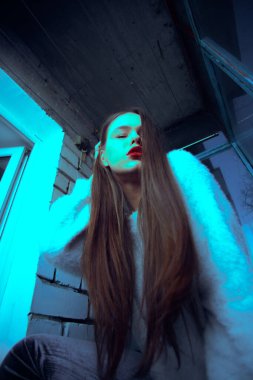 Renk düzeltmeli sanat portresi. Genç, çekici kız modeli..