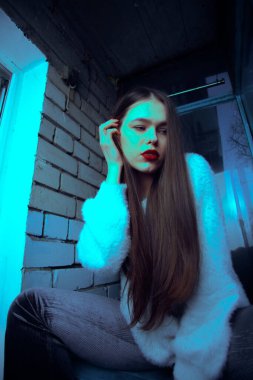 Renk düzeltmeli sanat portresi. Genç, çekici kız modeli..