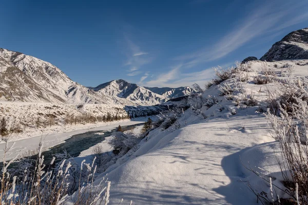 Montanha neve rio inverno geada — Fotografia de Stock