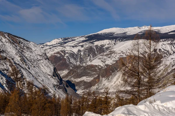 Dolina zimą śniegu droga góra — Zdjęcie stockowe