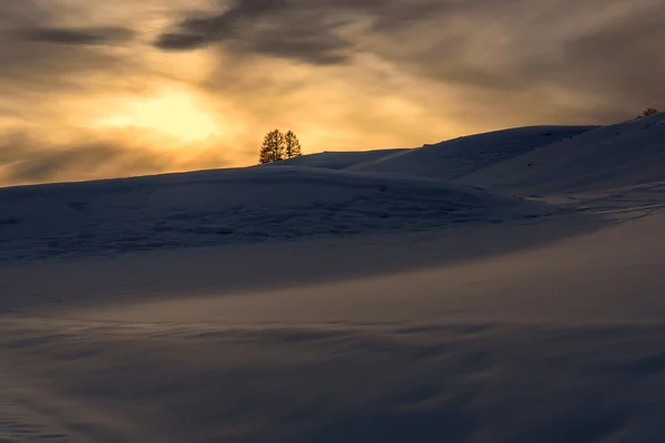 Montanha pôr-do-sol neve sol inverno — Fotografia de Stock