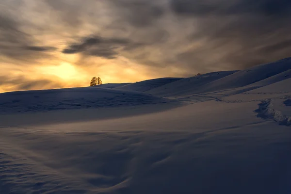 Montaña puesta del sol nieve sol invierno — Foto de Stock