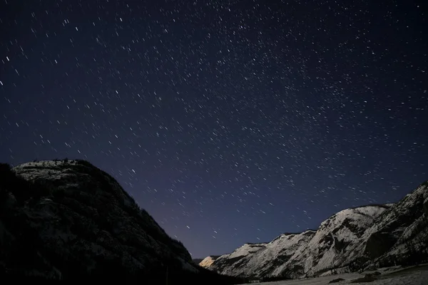 Montañas estrellas pistas cielo nieve — Foto de Stock