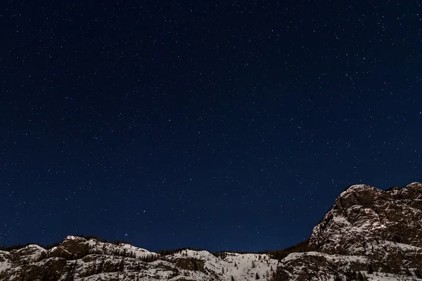 Montañas estrellas cielo nieve invierno — Foto de Stock