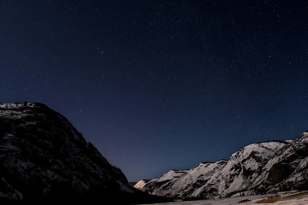 Montañas estrellas cielo nieve invierno — Foto de Stock