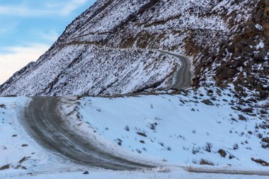 dağ yolu kar kış eğrisi