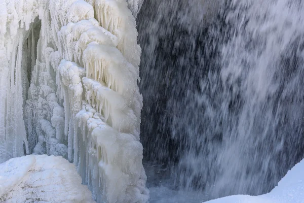 Şelale kış buz saçağı kar suları — Stok fotoğraf