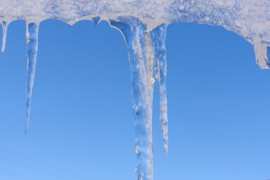 Icicle'ı kış buz gökyüzü asmak