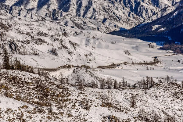 Гірська дорога снігова зимова долина — стокове фото