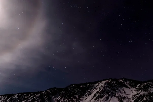 Wunderschöne Winternachtslandschaft Mit Schneebedeckten Bergen Und Einem Teil Des Mondscheins — Stockfoto